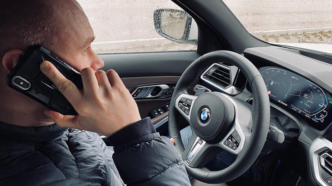 Puhelimen käyttö ajaessa: turvallisuus ja käytännöt liikenteessä