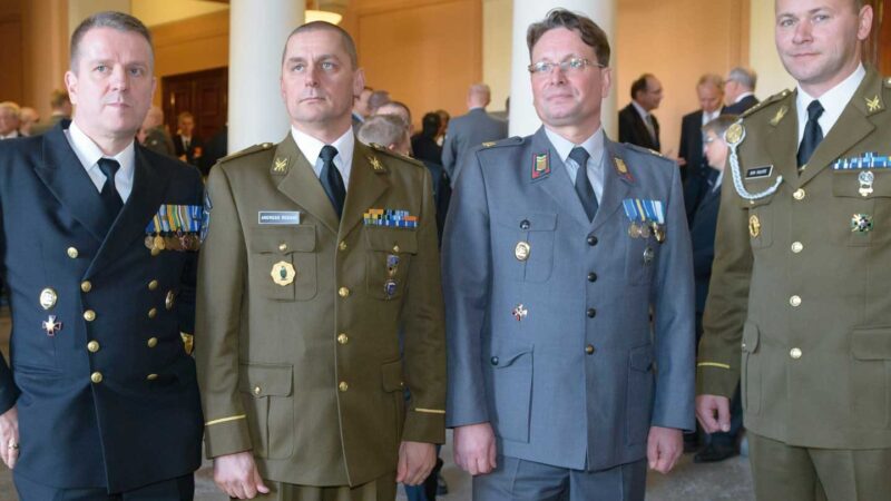 Sotilaspuvun käyttö hautajaisissa – Arvokas ja kunnioittava valinta