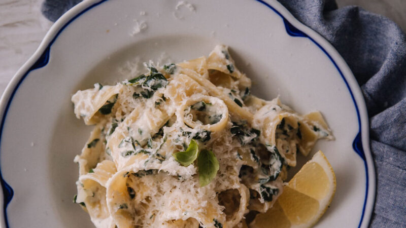 Tuoreen pinaatin käyttö: Vinkkejä ja reseptejä terveelliseen ruokaan